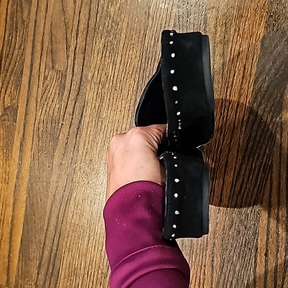 Donald Pliner Shoes - Picture 5 of 8